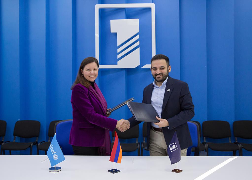 UNICEF Representative in Armenia and Executive Director of Public TV signing an agreement.