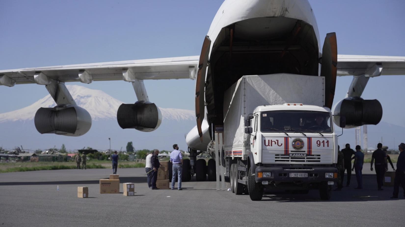 Тhe delivered assistance is unloaded from the plane into the trucks of the Ministry of Emergency Situations.