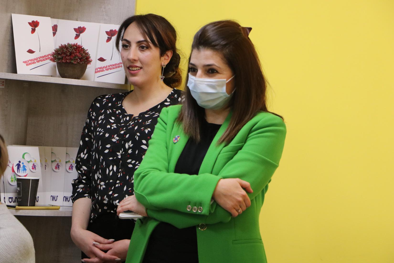 The coordinator of the Gyumri Family Corner, Astghik Hovhannisyan and the “EU 4 Gender Equality: Together against Gender Stereotypes and Gender-based Violence” project manager, Narine Beglaryan.