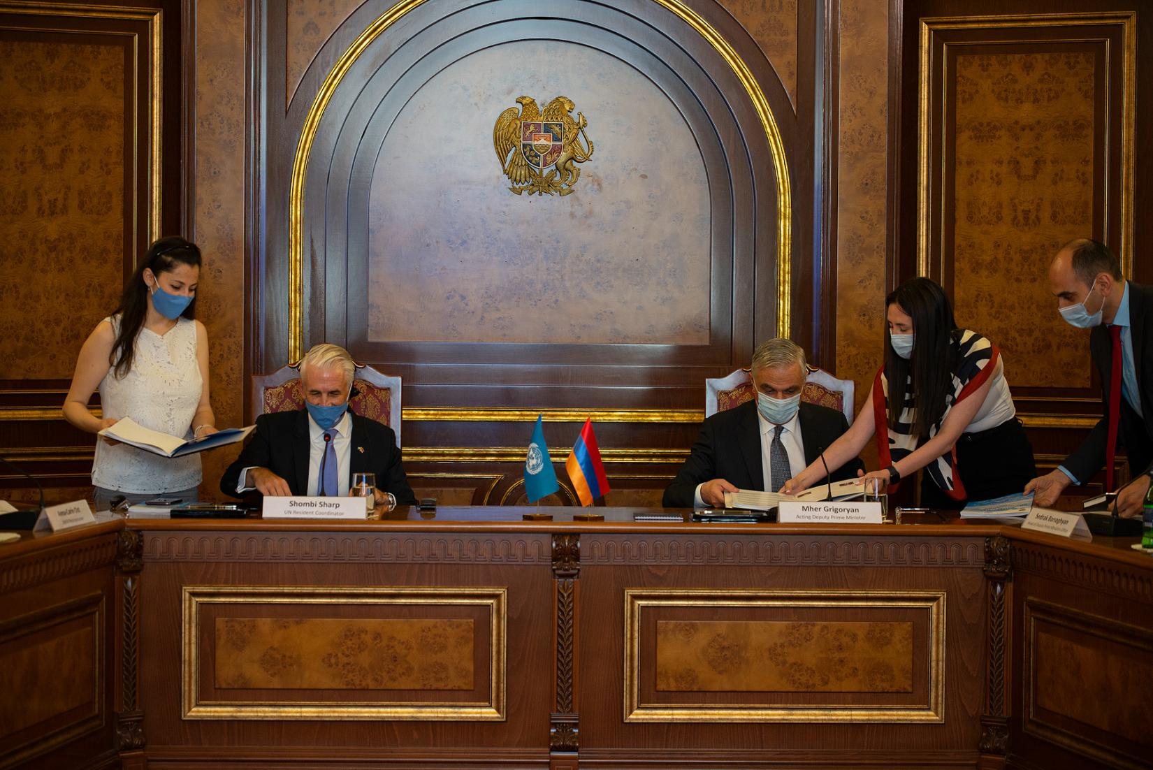 UN RC, Shombi Sharp and Acting DPM, Mher Grigoryan sign the Cooperation Framework.
