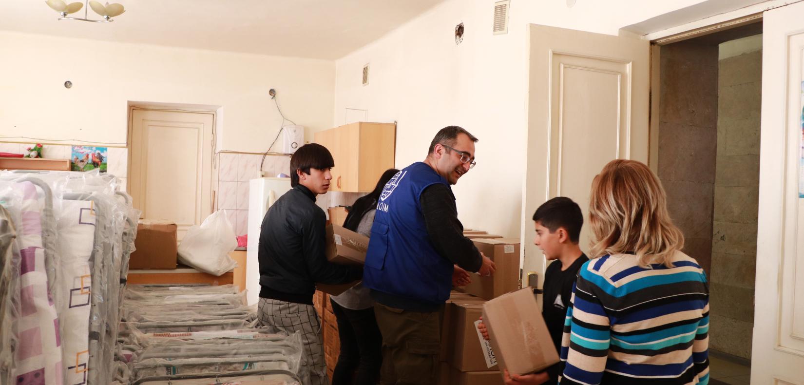 IOM Armenia distributes humanitarian assistance to displaced people from the Nagorno-Karabakh.