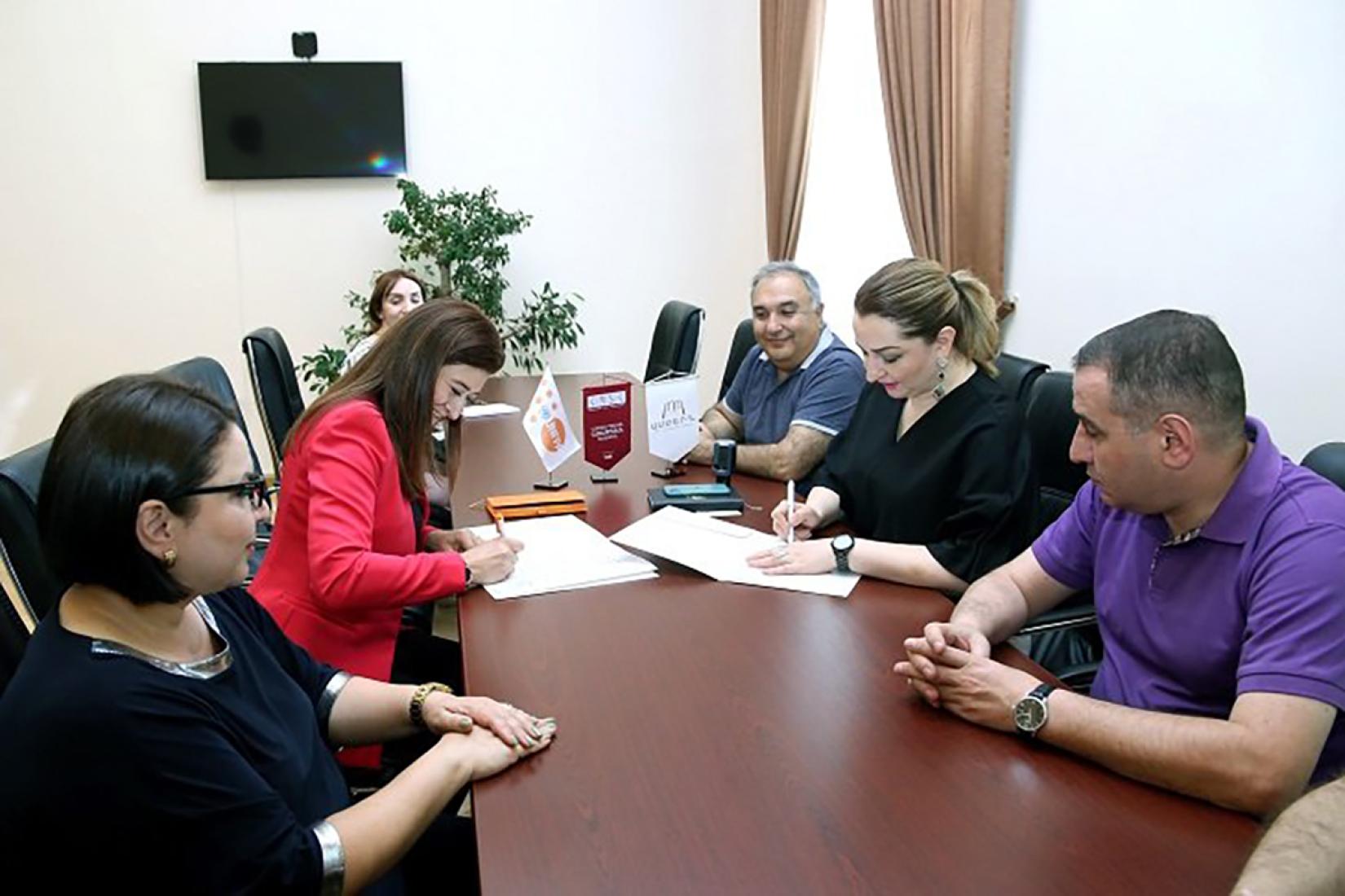 UNFPA Armenia Head of Office, Tsovinar Harutyunyan and Rector of ASUE, Diana Galoyan sign the cooperation agreement between UNFPA and ASUE. 