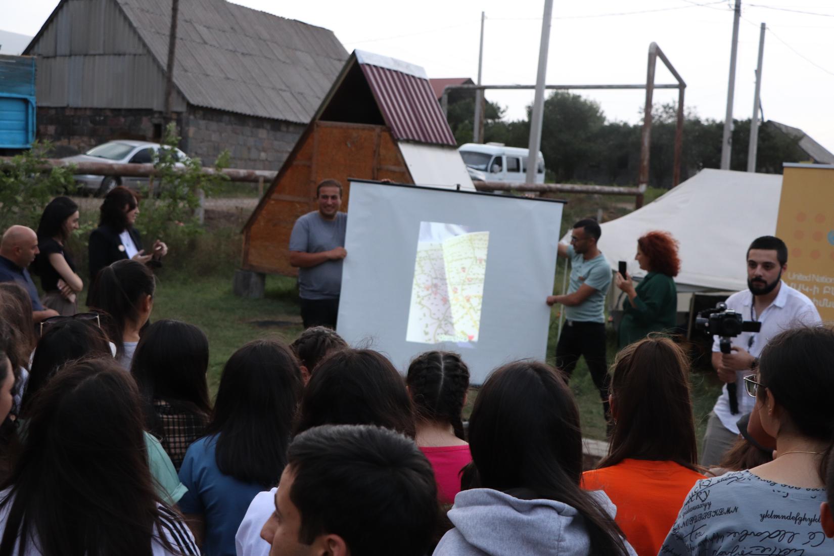 The participants and the jury watch the videos.