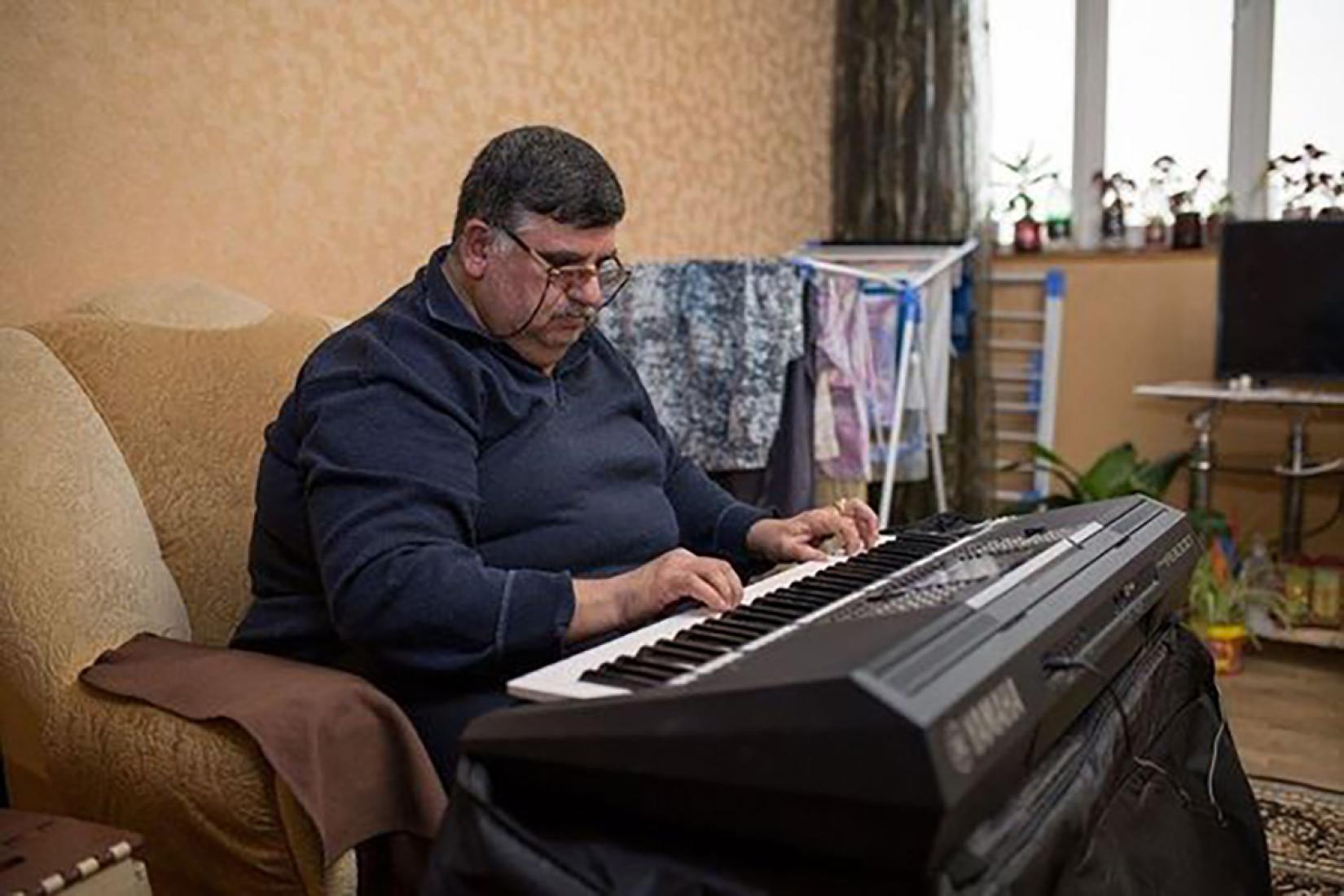 Garo playing a traditional Armenian melody on his keyboard instrument.