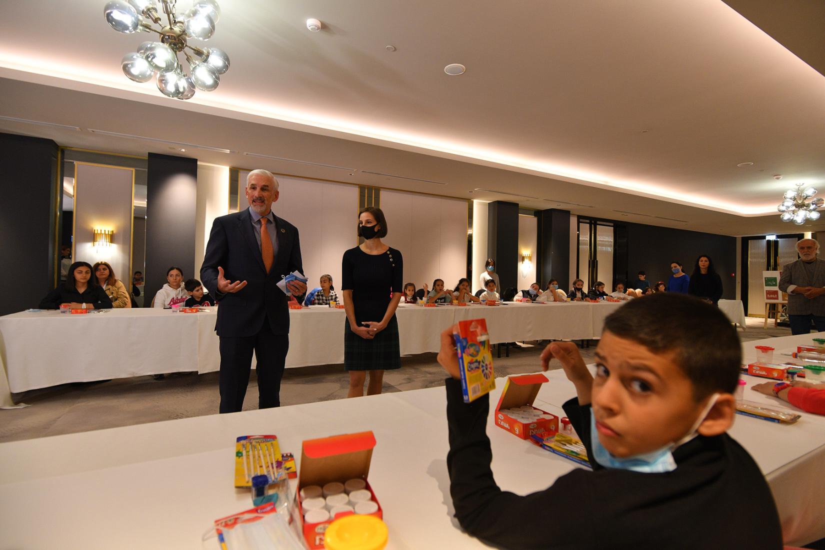 UN Resident Coordinator in Armenia plays a quizz with the kids.