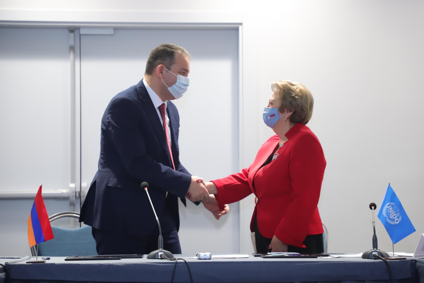 The Minister of Economy, Vahan Kerobyan and UNIDO Country Representative in Armenia, Anahit Simonyan shake hands after signing of the Country Programme. 