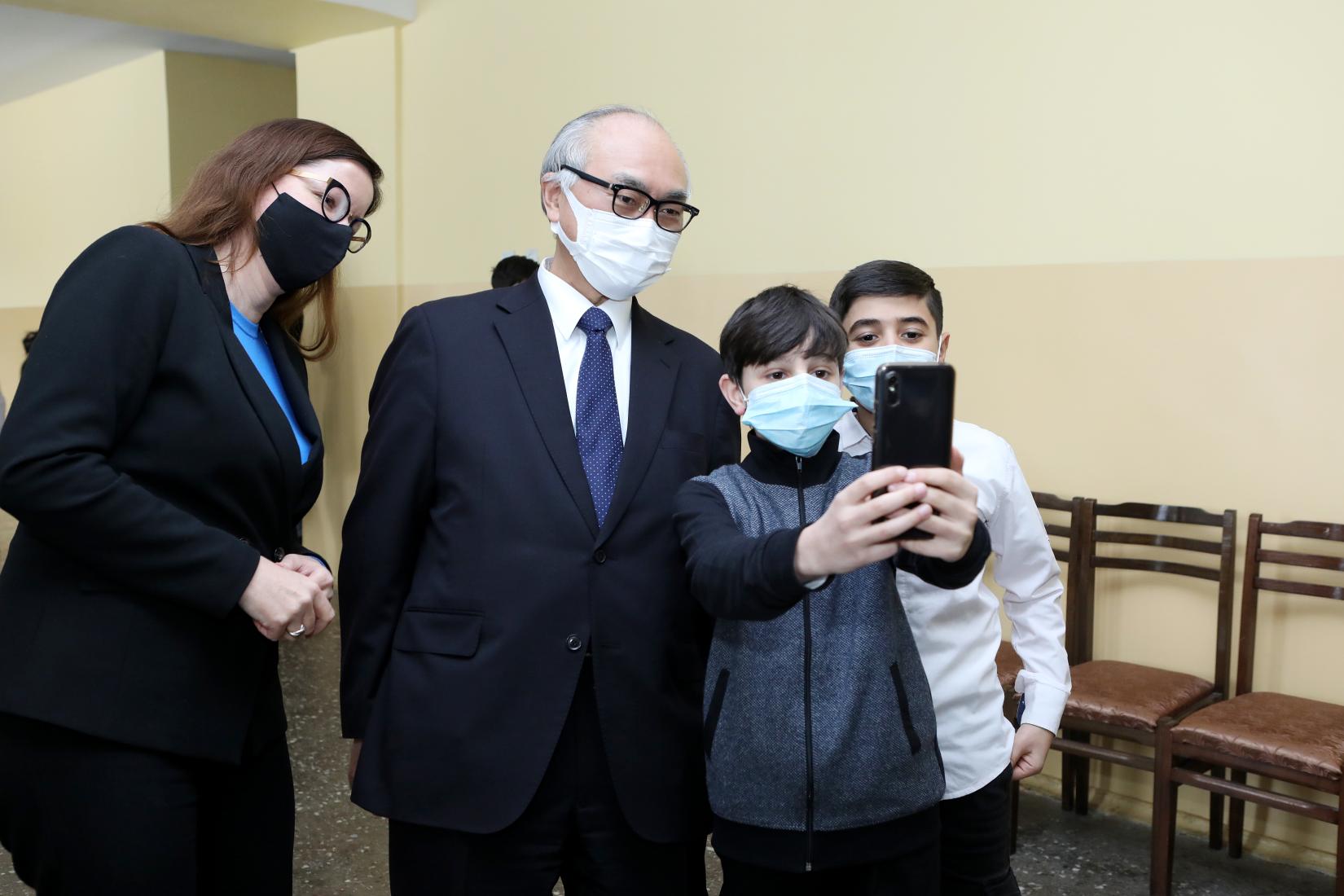 Schoolchildren are taking pictures with the Ambassador of Japan in Armenia and UNICEF Representative
