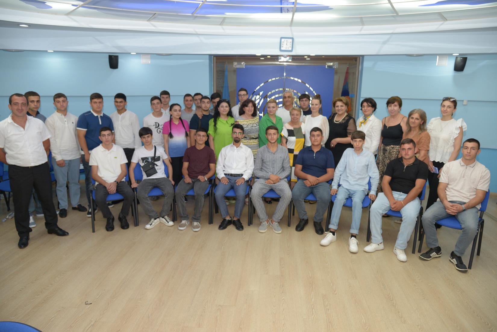 The participants and the organizers of the round table-discussion.