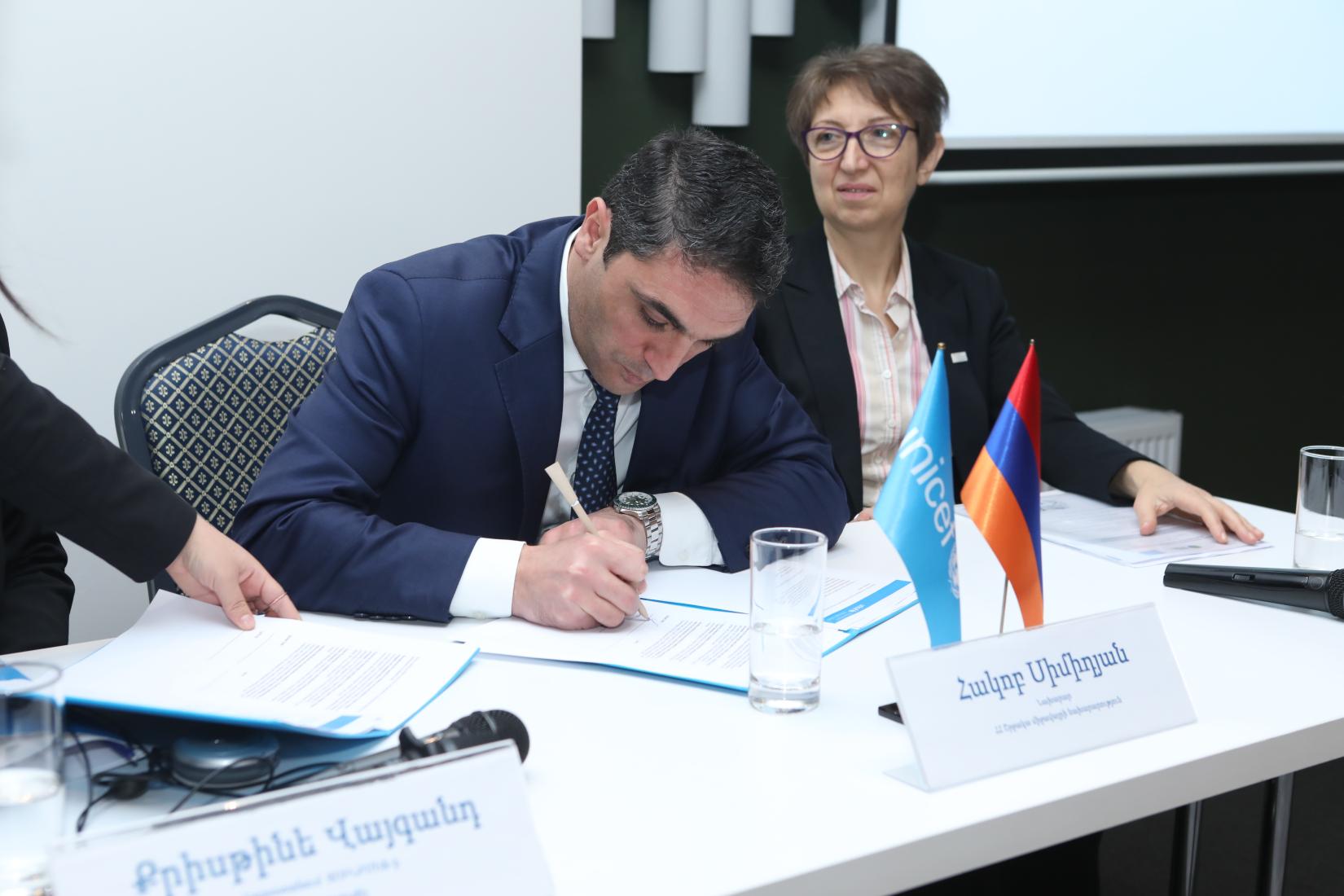 The Minister of Environment of the Republic of Armenia, signing the Intergovernmental Declaration on Children, Youth and Climate Action. 