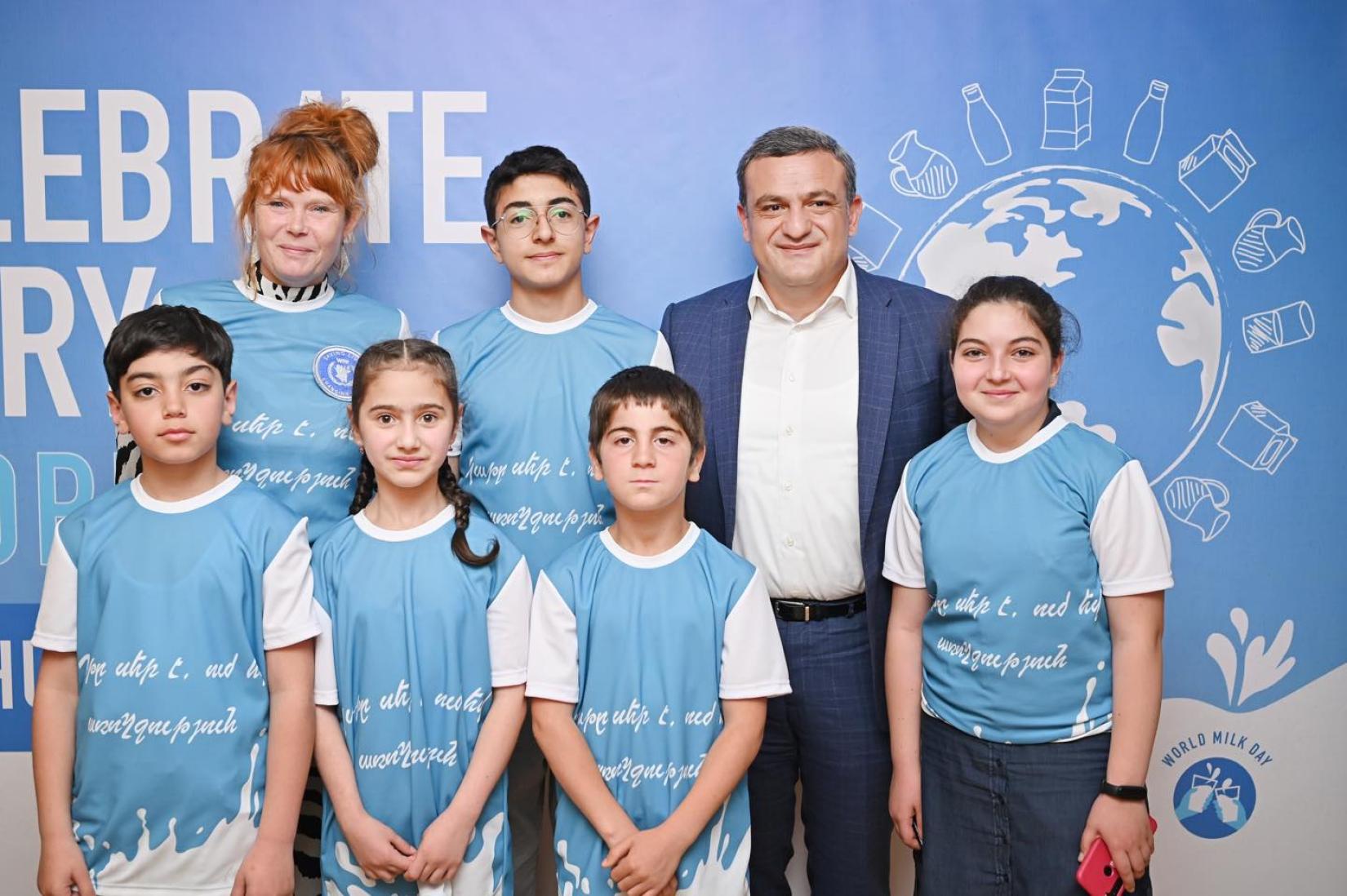 5 children and the representatives of WFP Armenia and "Yeremyan Projects".