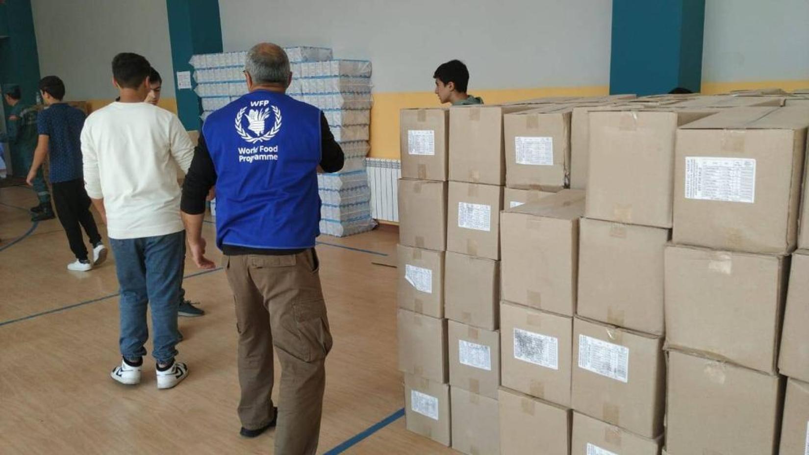WFP Armenia staff distributing assistance to refugees.