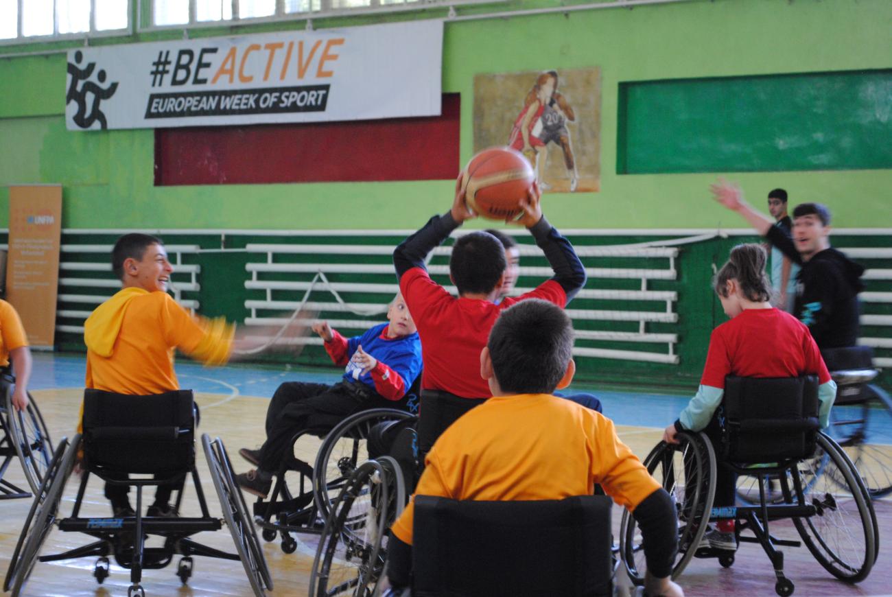 Children and young people from "Motus Vita" wheelchair basketball perform a demonstration game. 