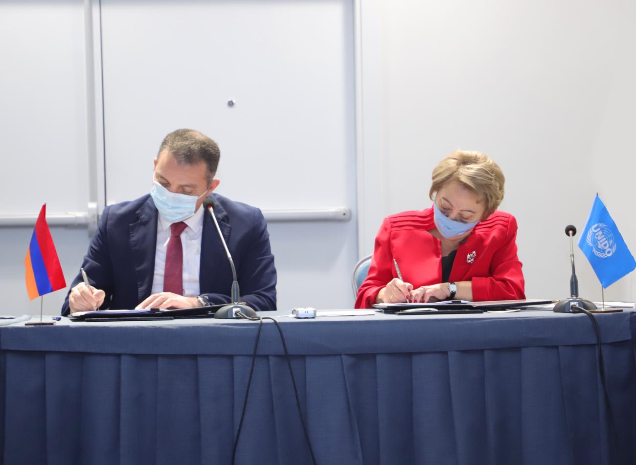 The Minister of Economy, Vahan Kerobyan and UNIDO Country Representative in Armenia, Anahit Simonyan sign the Country Programme. 