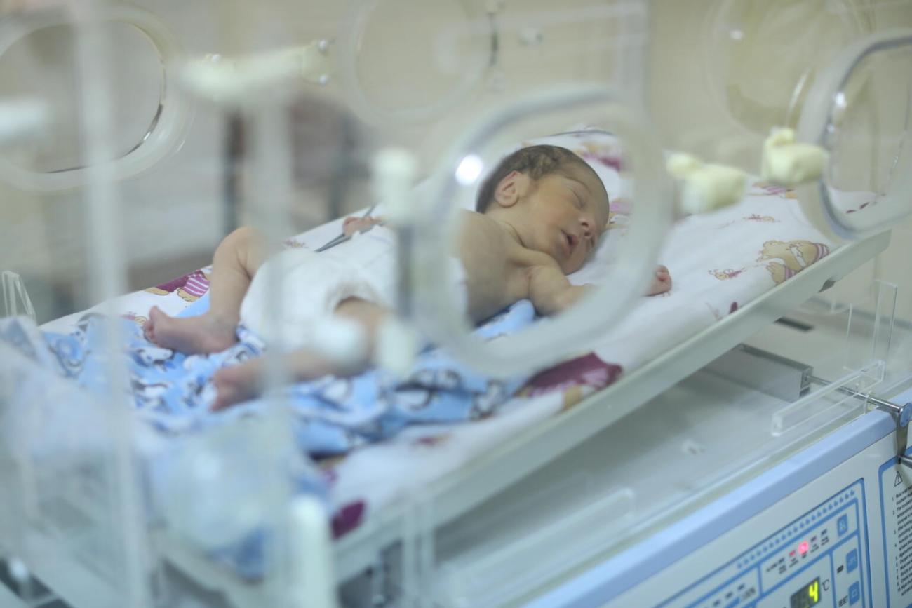 Premature baby hot sale in incubator