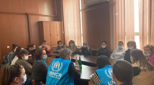 ՄԱԿ ՓԳՀ ներկայացուցիչները՝ ԼՂ-ից տեղահանված մի խումբ կանանց հետ հանդիպման ժամանակ։of women displaced from NK