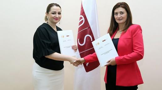 UNFPA Armenia Head of Office, Tsovinar Harutyunyan and ASUE Rector, Diana Galoyan shake hands after signing of the cooperation agreement. 