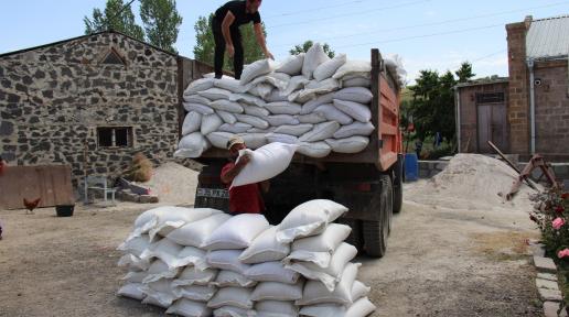 Unloading the feed at the beneficiary’s backyard.