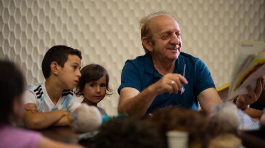 Children with an actor during drama therapy.