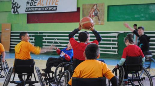 Children and young people from "Motus Vita" wheelchair basketball perform a demonstration game. 