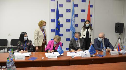 UNIDO Country Representative in Armenia, Anahit Simonyan and the Head of Cooperation of the EU Delegation, Franj Hess are signing the EU Contribution Agreement.