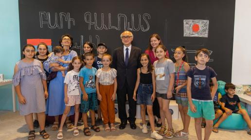 Children and high-ranking officials looking into the camera.