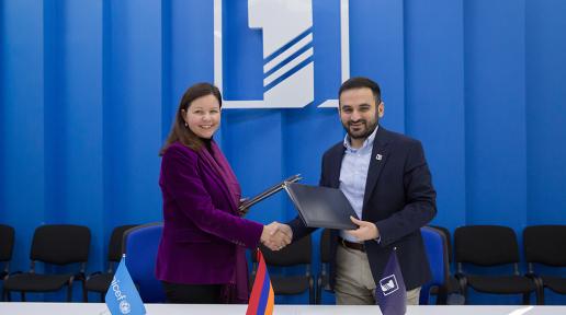 UNICEF Representative in Armenia and Executive Director of Public TV signing an agreement.